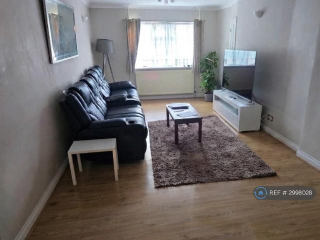 4 bedroom semi detached house to rent