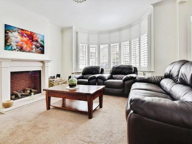 4 bedroom semi detached house to rent