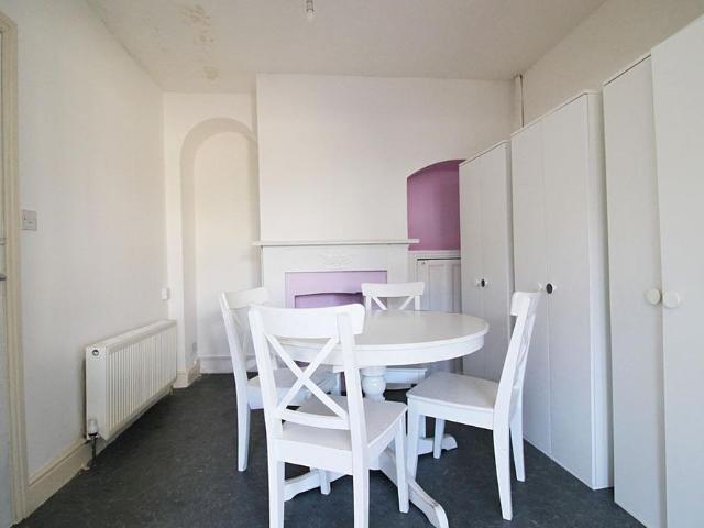 4 bedroom semi detached house to rent