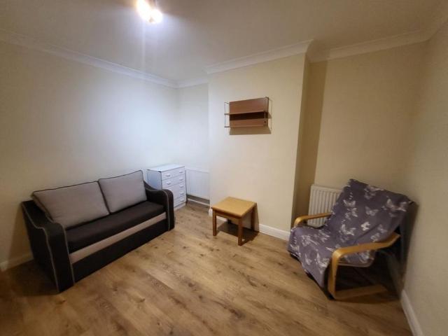 4 bedroom semi detached house to rent