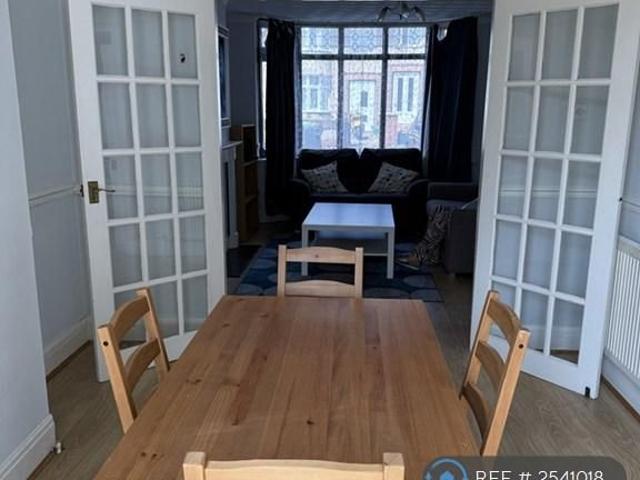 4 bedroom semi detached house to rent