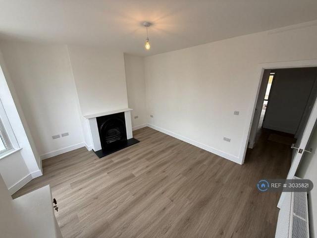 4 bedroom semi detached house to rent
