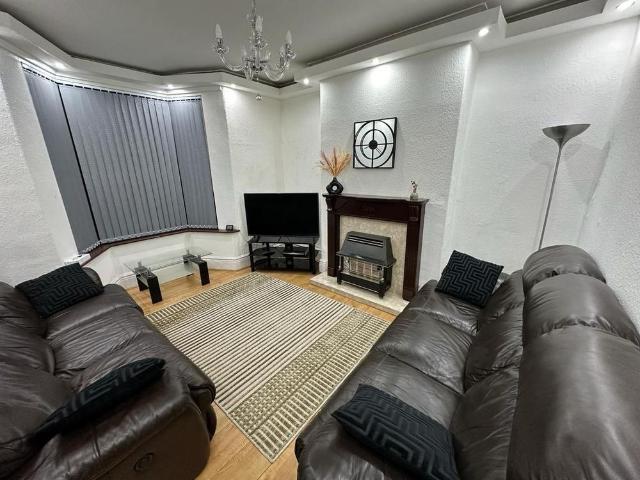 4 bedroom semi detached house to rent