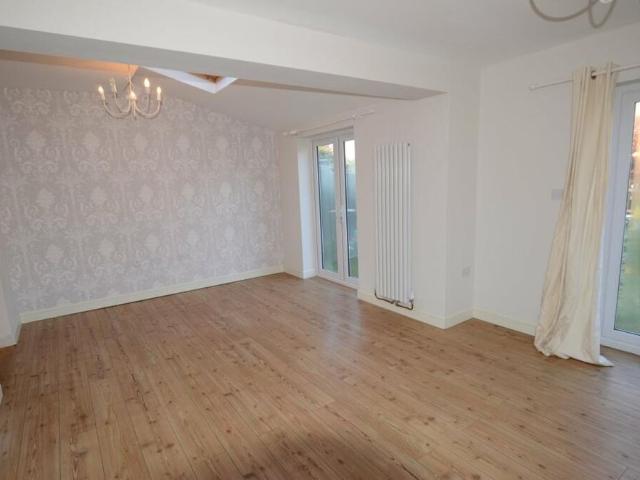 4 bedroom semi detached house to rent
