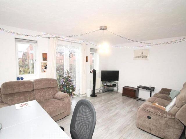 4 bedroom semi detached house to rent