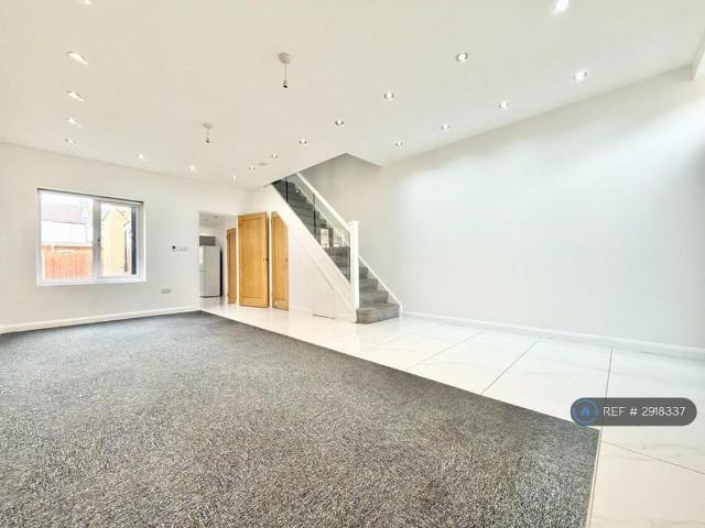 4 bedroom semi detached house to rent