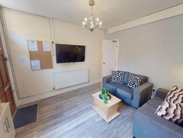 4 bedroom semi detached house to rent