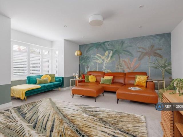 4 bedroom semi detached house to rent