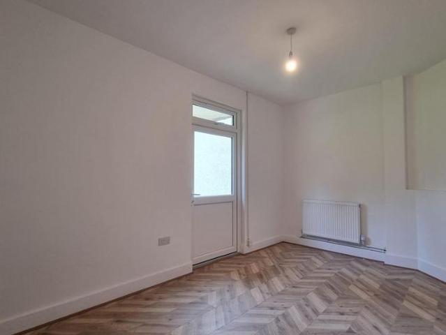4 bedroom semi detached house to rent