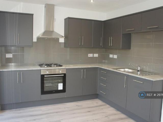 4 bedroom semi detached house to rent