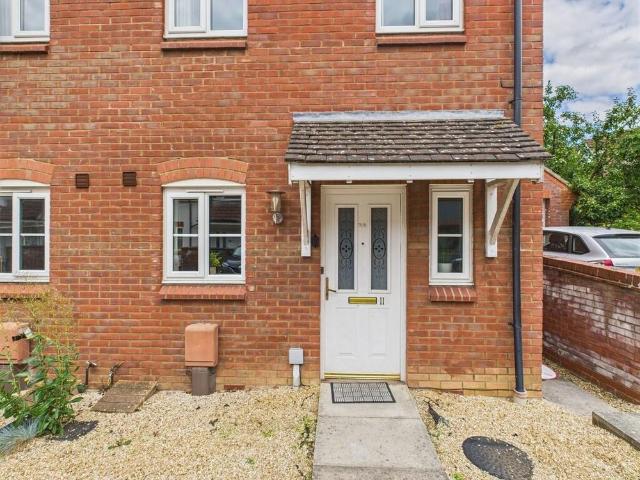 4 bedroom semi detached house to rent