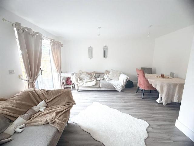 4 bedroom semi detached house to rent