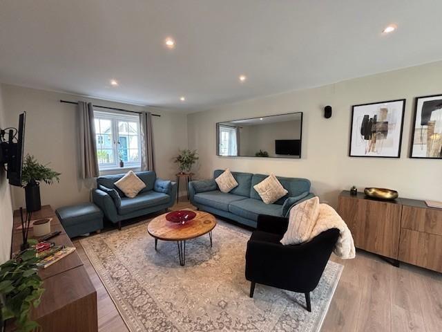 4 bedroom semi detached house to rent