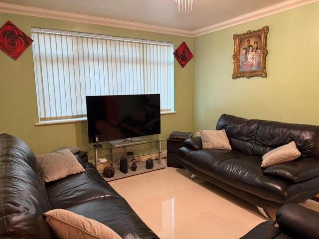 4 bedroom semi detached house to rent