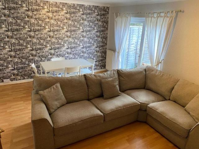 4 bedroom semi detached house to rent