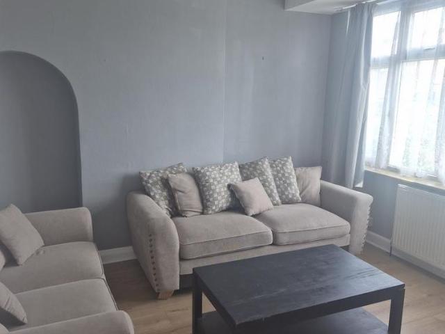 4 bedroom semi detached house to rent
