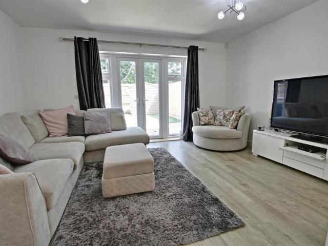 4 bedroom semi detached house to rent