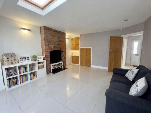 4 bedroom semi detached house to rent
