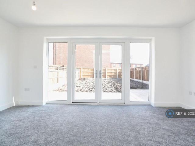 4 bedroom semi detached house to rent