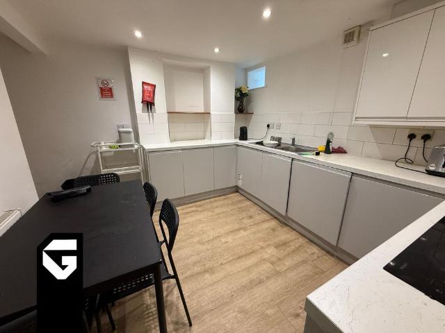 4 bedroom semi detached house to rent