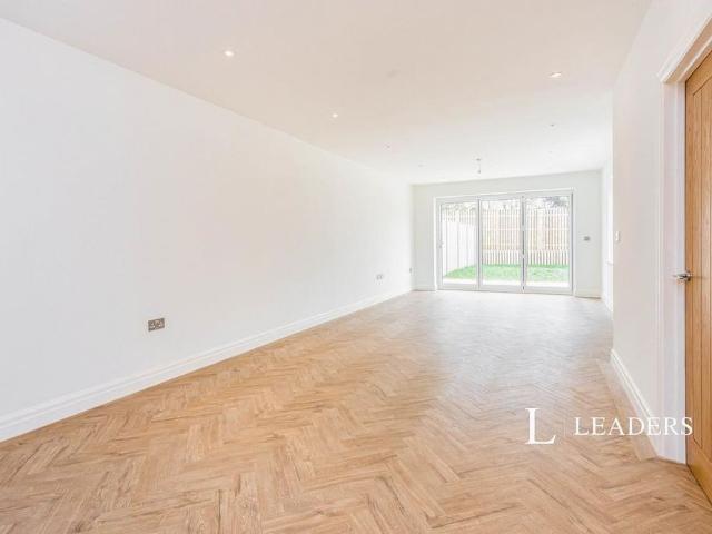 4 bedroom semi detached house to rent