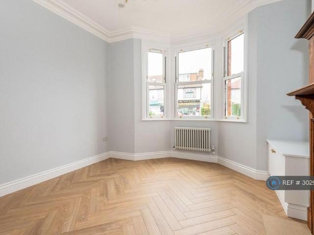 4 bedroom semi detached house to rent