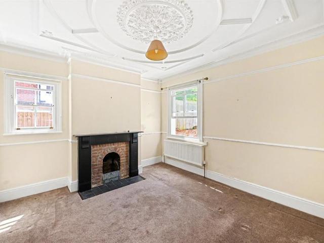 4 bedroom semi detached house to rent