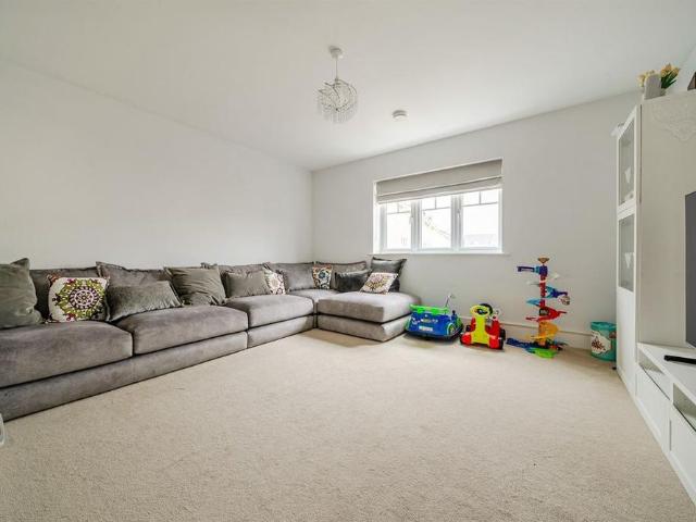 4 bedroom semi detached house to rent
