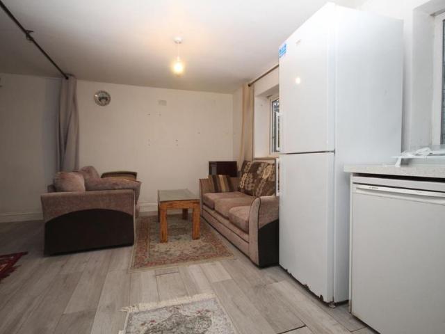 4 bedroom semi detached house to rent