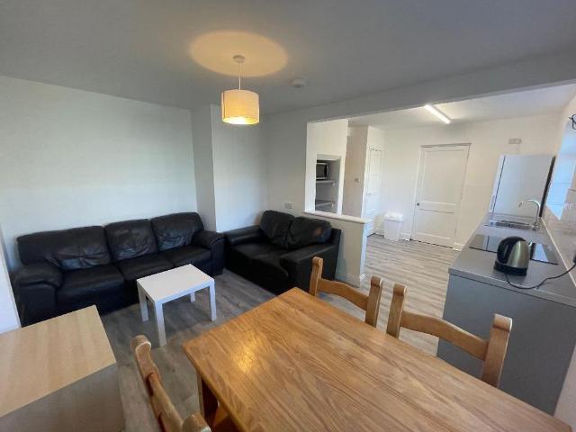 4 bedroom semi detached house to rent