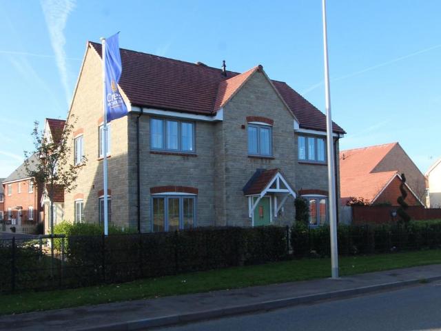 4 bedroom semi detached house to rent