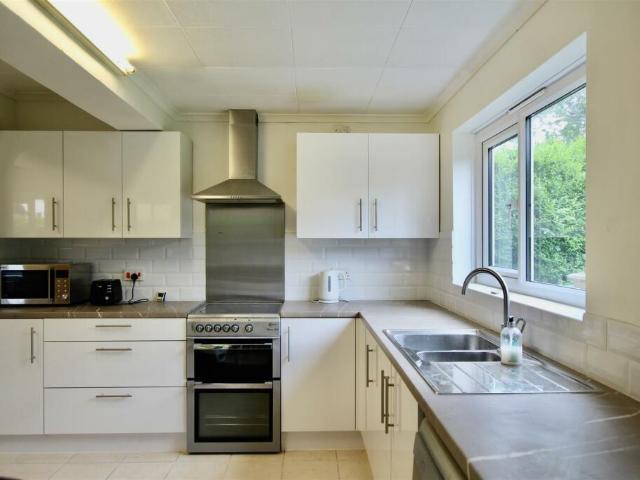 4 bedroom semi detached house to rent