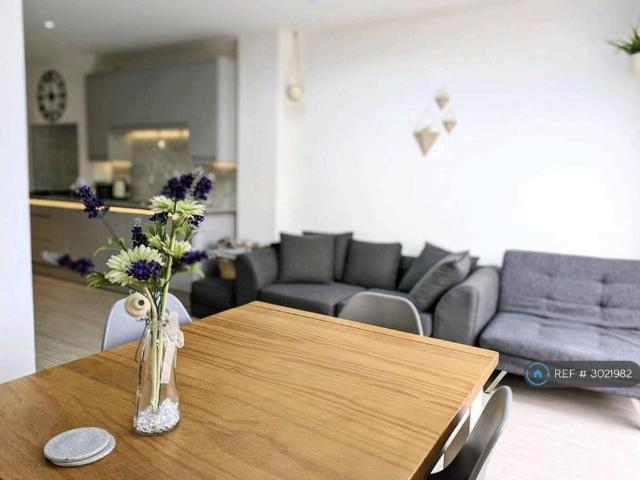 4 bedroom semi detached house to rent