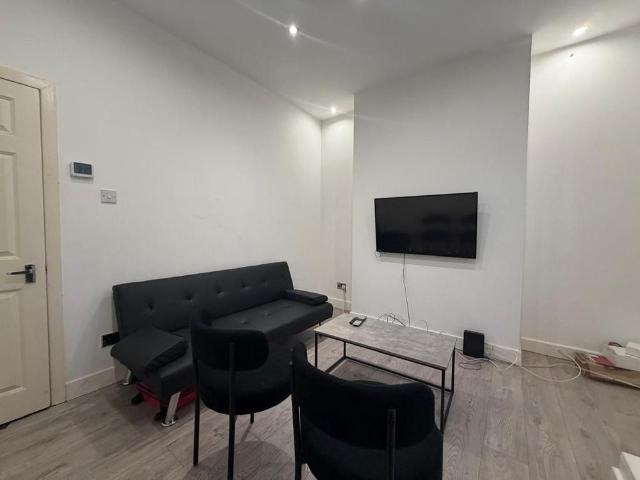 4 bedroom semi detached house to rent