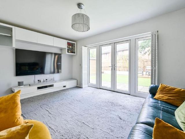 4 bedroom semi detached house to rent