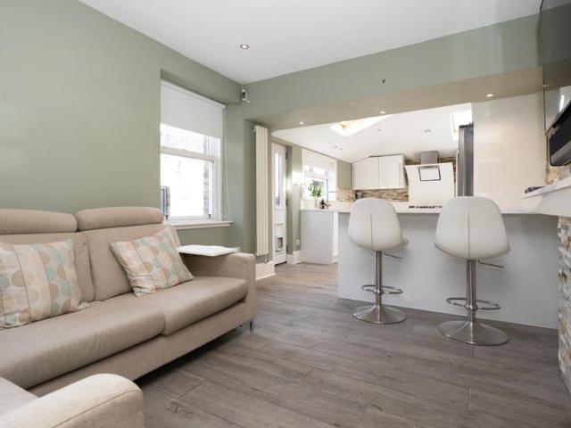 4 bedroom semi detached house to rent