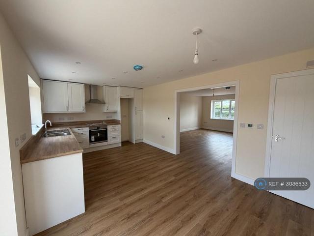 4 bedroom semi detached house to rent
