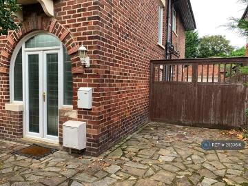 4 bedroom semi detached house to rent