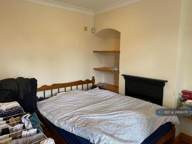 4 bedroom semi detached house to rent