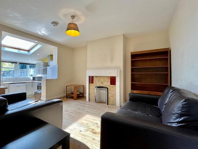 4 bedroom semi detached house to rent