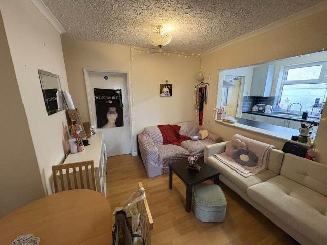 4 bedroom semi detached house to rent