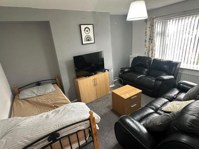 4 bedroom semi detached house to rent