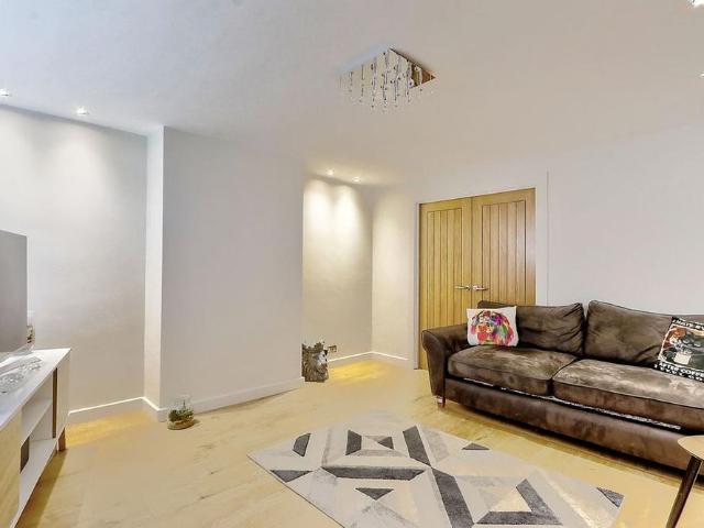 4 bedroom semi detached house to rent