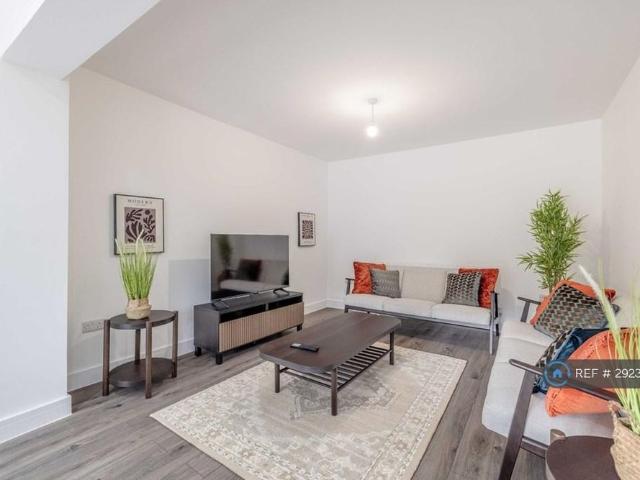 4 bedroom semi detached house to rent