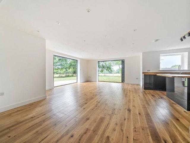 4 bedroom semi detached house to rent