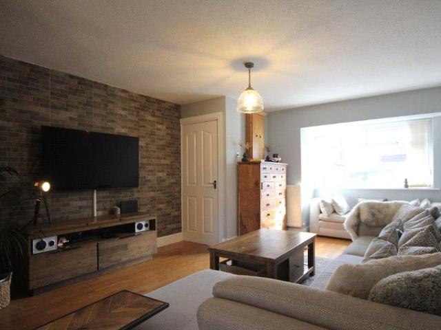 4 bedroom semi detached house to rent