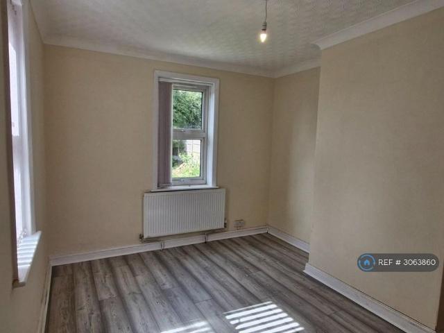 4 bedroom semi detached house to rent