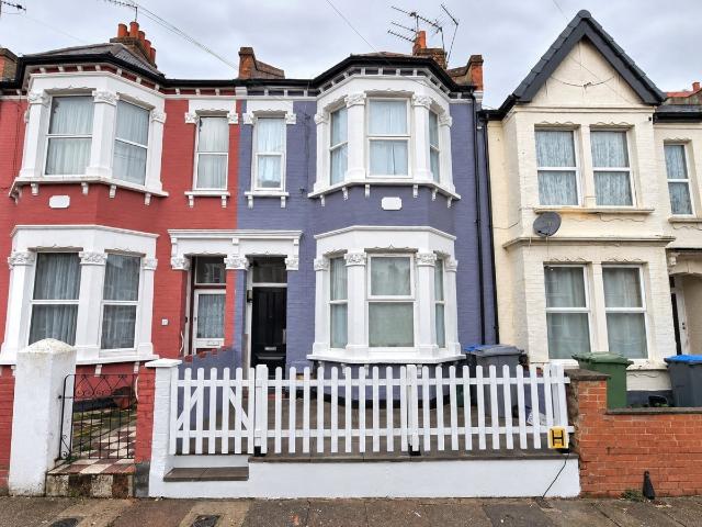 4 bedroom Semi detached house to rent