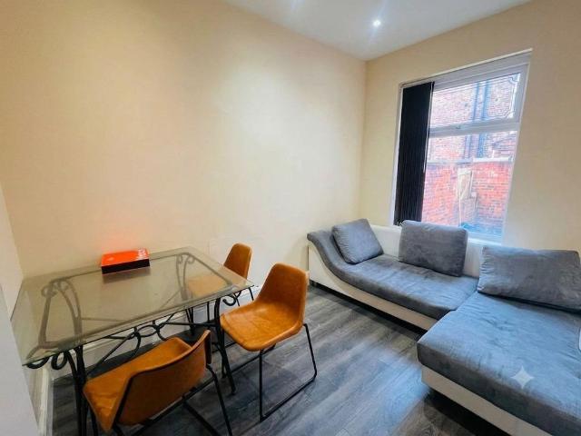 4 bedroom semi detached house to rent