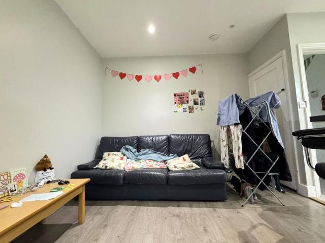 4 bedroom semi detached house to rent